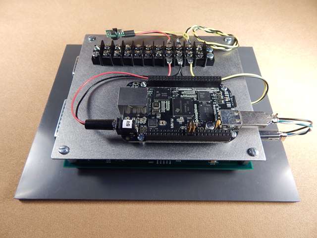 USB4CH/BBB stack including base plate for field box